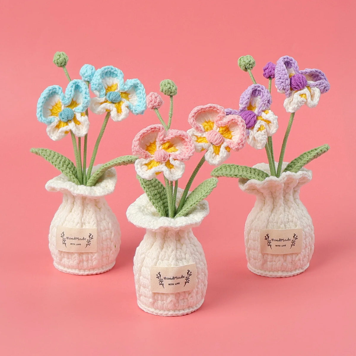 bouquet artificiel crocheté fleurs bleu rose jaune violet vase blanc décoration intérieure main ouvrière