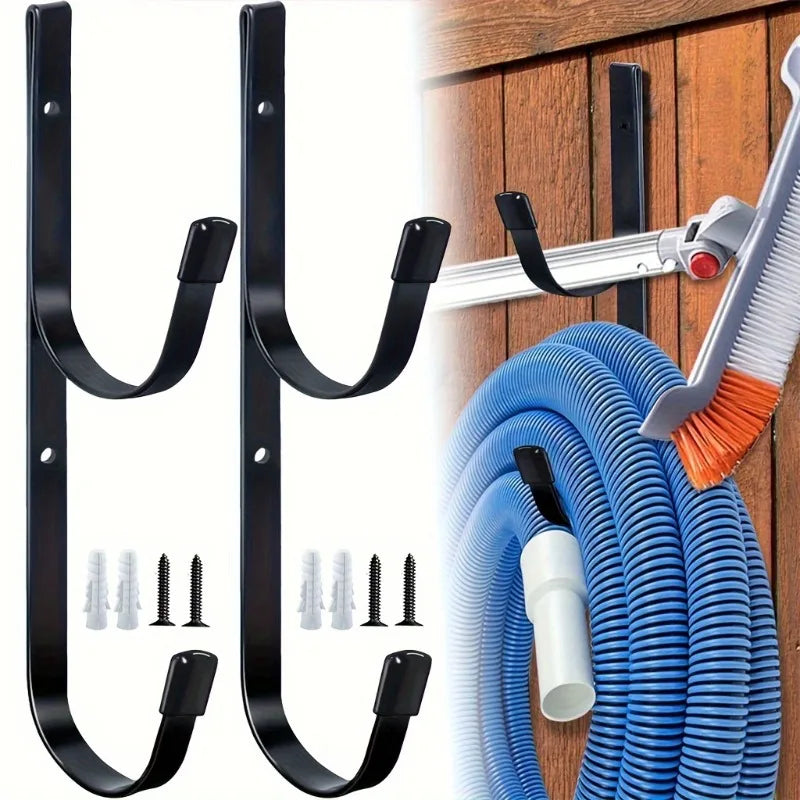 supports muraux outils piscine téléscopiques épuisettes noir bleu argenté bois clair métal lisse filet