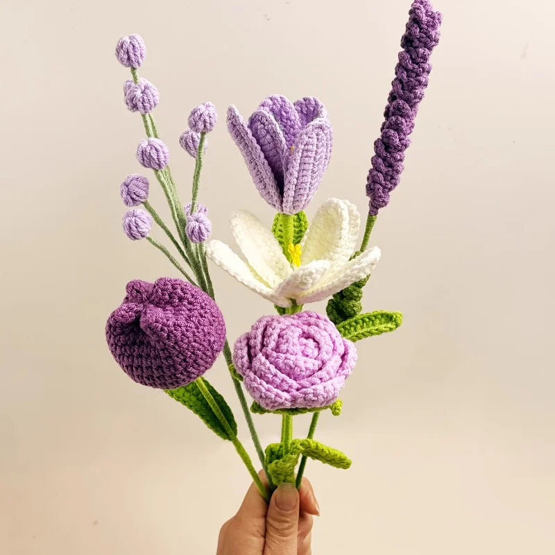 bouquet fleurs artificielles tricotées violettes blanches vertes artisanal crocheté intérieur décoration maison