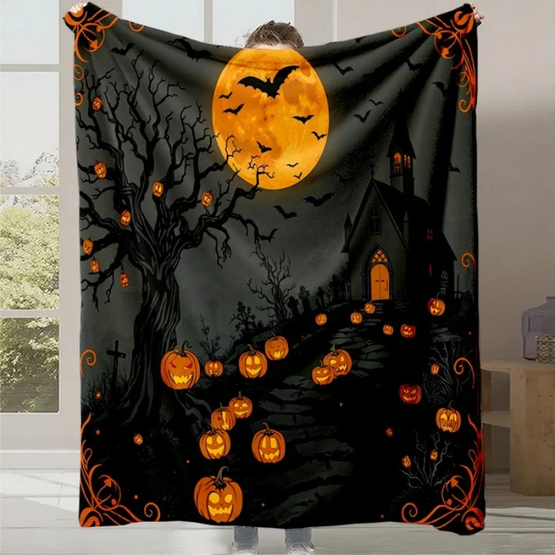 Un paysage d'Halloween avec une pleine lune orange, des citrouilles sculptées et un manoir hanté dans un ciel nocturne.