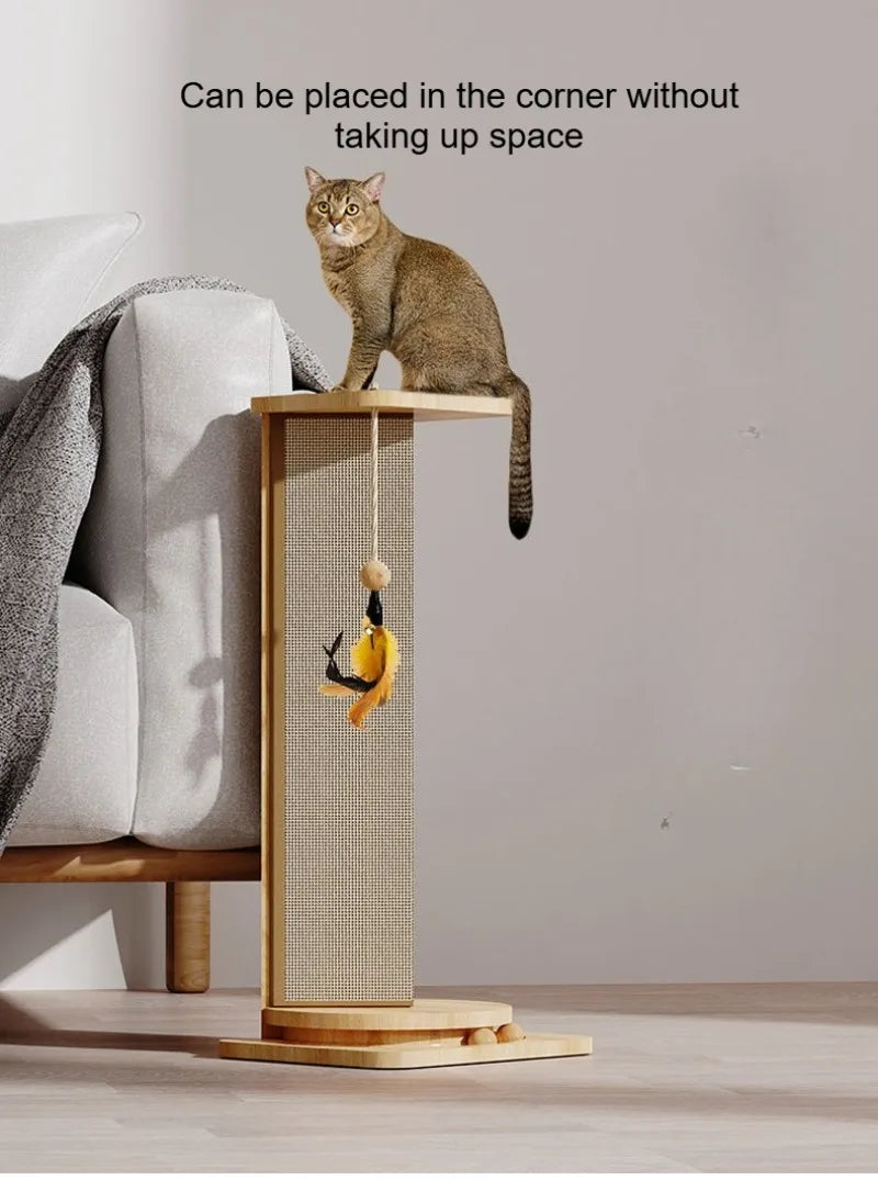 Chat utilisant le poteau à gratter avec plateau tournant