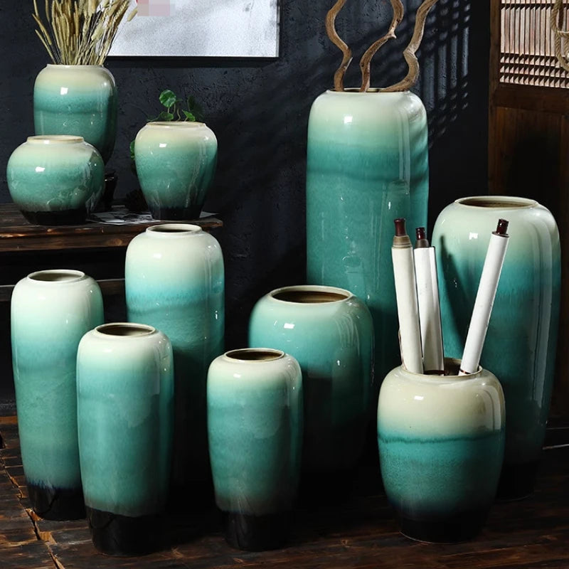 Une belle collection de vases en céramique de couleur verte aux teintes dégradées, créant une ambiance élégante et apaisante dans la pièce.