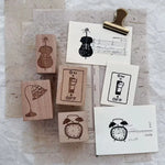 tampons bois illustratifs motifs horloge lampe outils simples scrapbooking