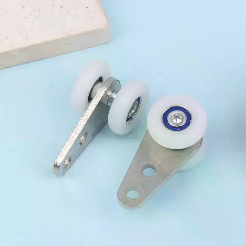 roulettes porte coulissante argentées roues porte modernes fixations quincailleries blancs lisses sécurité porte