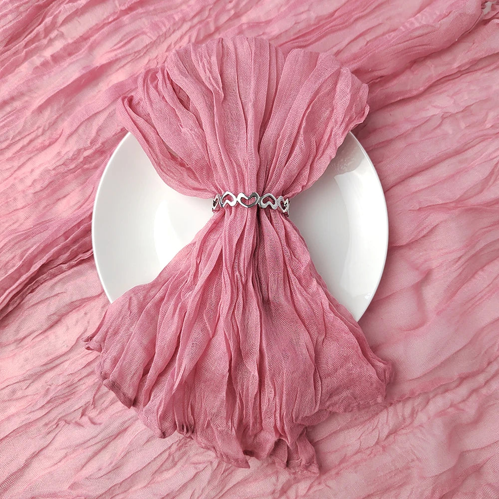 serviettes tissu polyester pliées gris rose vert texture ondulée clips métalliques classiques maison restaurant
