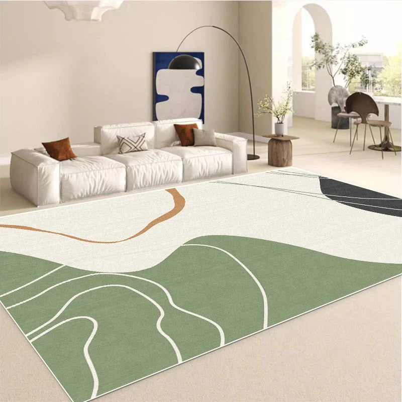 Tapis abstrait au design moderne avec des formes géométriques vertes et beiges, placé dans un intérieur lumineux et épuré avec un canapé blanc et des éléments de décoration en bois.
