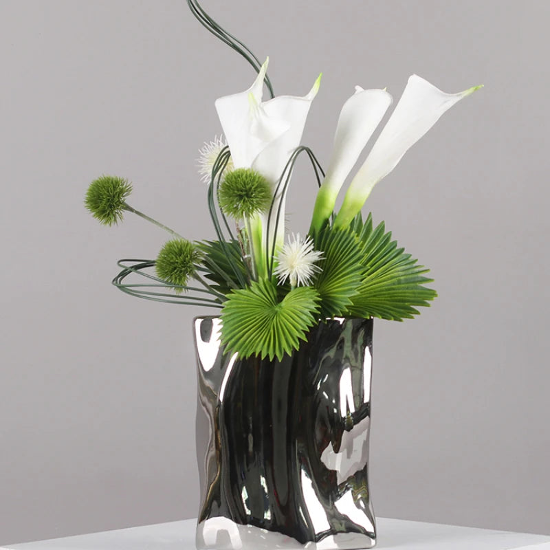 vase moderne argenté brillant fleurs artificielles blanches vertes décoration maison