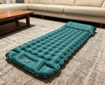 matelas gonflable bleu marine confortable texture boutons sac rangement camping plein air