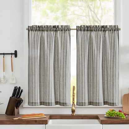 Rideaux à rayures pour cuisine, offrant une touche élégante et moderne à votre décoration intérieure. Parfait pour habiller vos fenêtres tout en régulant la luminosité, ces rideaux ajouteront une ambiance chaleureuse et accueillante à votre espace. Idéal pour compléter le style de votre pièce avec une allure épurée et contemporaine.