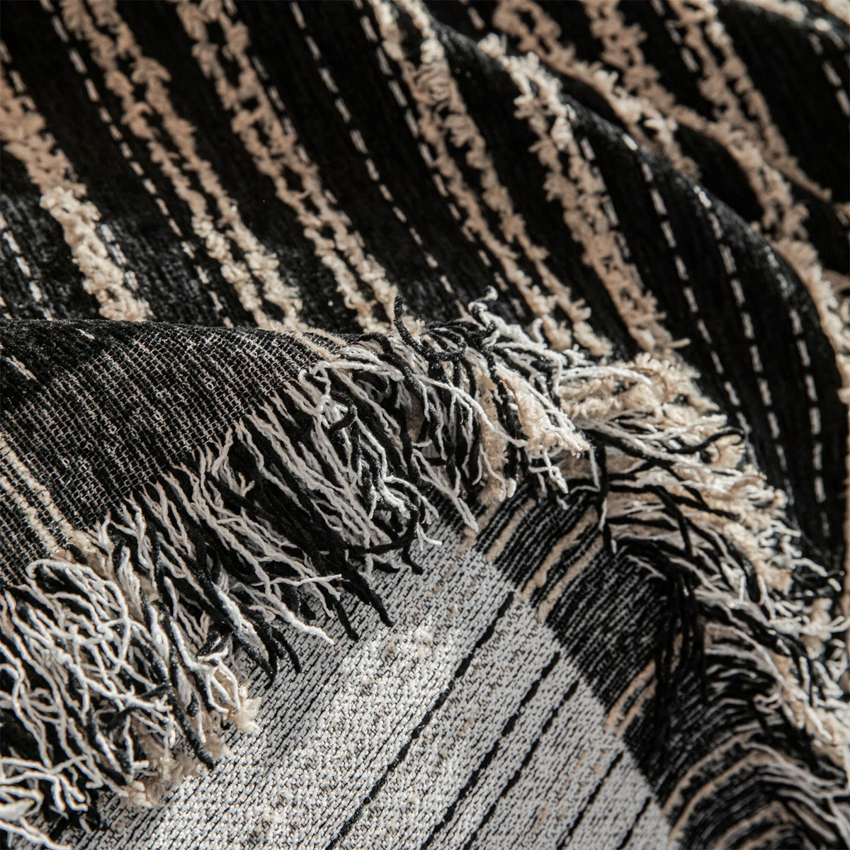 housses canapé moderne rayées tissu épais franges noir beige
