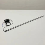 Lampe suspendue éclairant un coin salon avec lumière chaude