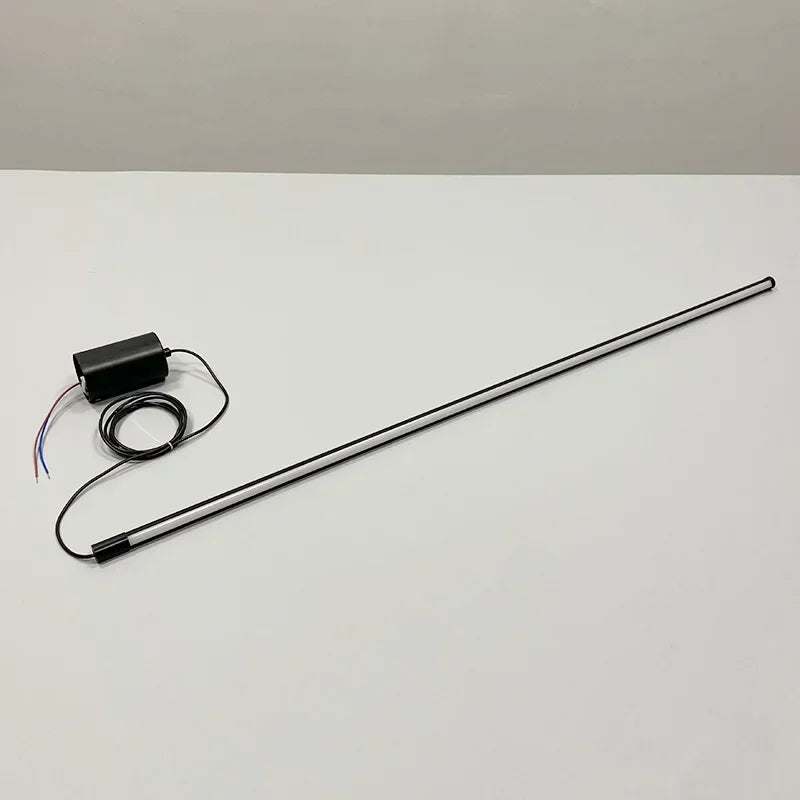 Lampe suspendue éclairant un coin salon avec lumière chaude