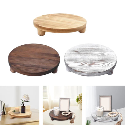 Plateau sur pied en bois brut rond brun foncé sur une table en décoration intérieure