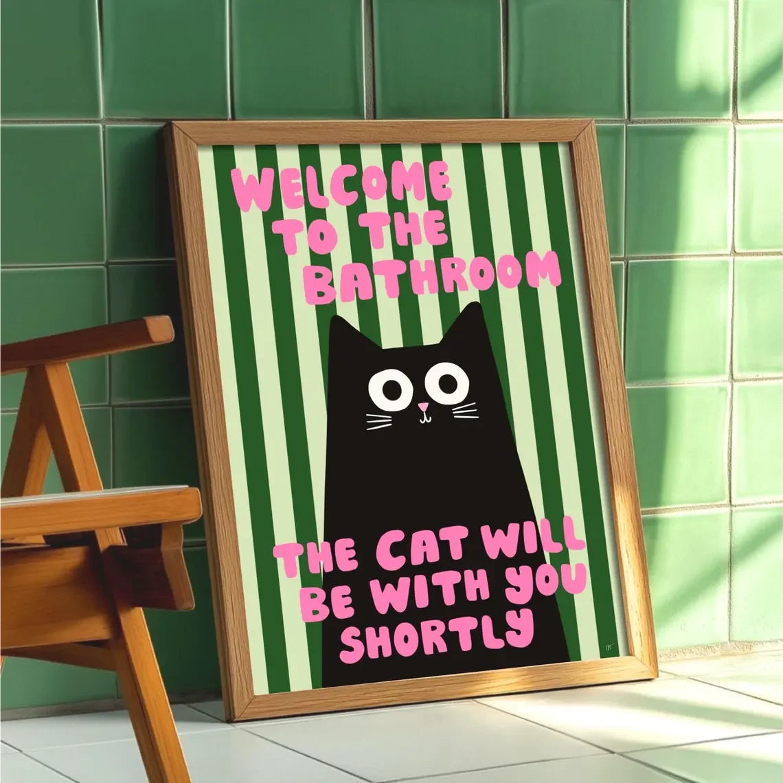 affiche moderne chat noir rayures vertes texte rose salle bain humoristique