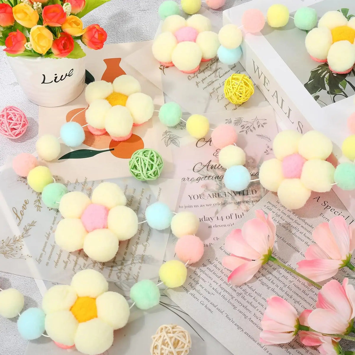 décoration murale guirlande fleurs pompons colorés duvetées enfantine champêtre pastel