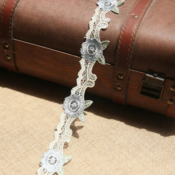 ruban dentelle fleurs roses feuilles vertes classique romantique blanc rose clair vert pastel