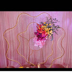 décoration mariage or blanc moderne élégante structure métallique fleurs stylisées événement anniversaire festive