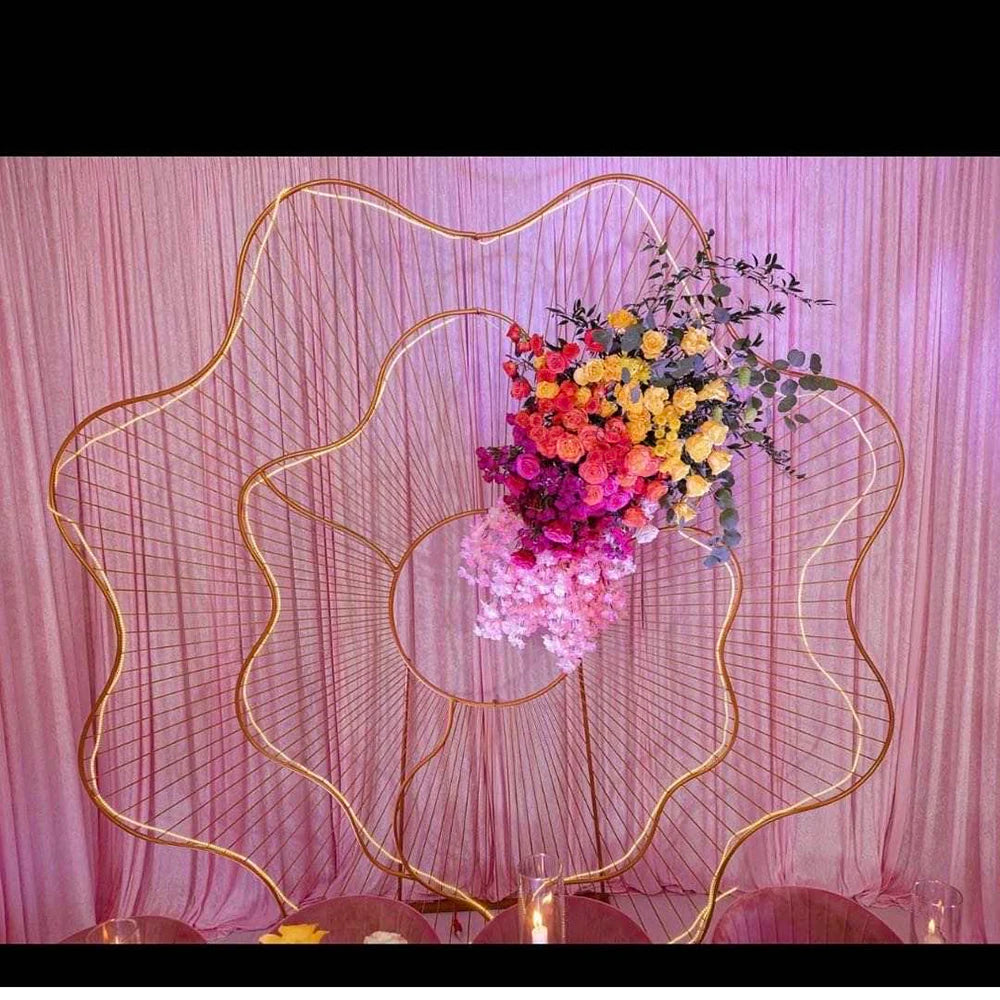 décoration mariage or blanc moderne élégante structure métallique fleurs stylisées événement anniversaire festive