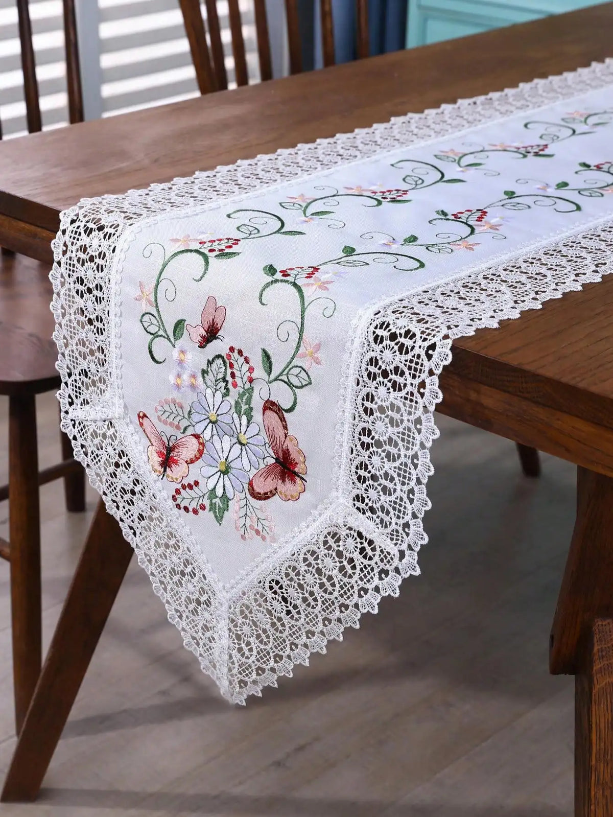 nappe brodée papillons motifs floraux bordure dentelle semi transparente blanc crème verte rouge automne