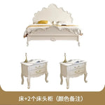 lit blanc classique ornements sculptés motifs floraux tête lit chevet coussins draps oreillers tapis