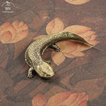 statuette axolotl dorée artisanale decorative pot céramique socle bois pesante unique collectionnement