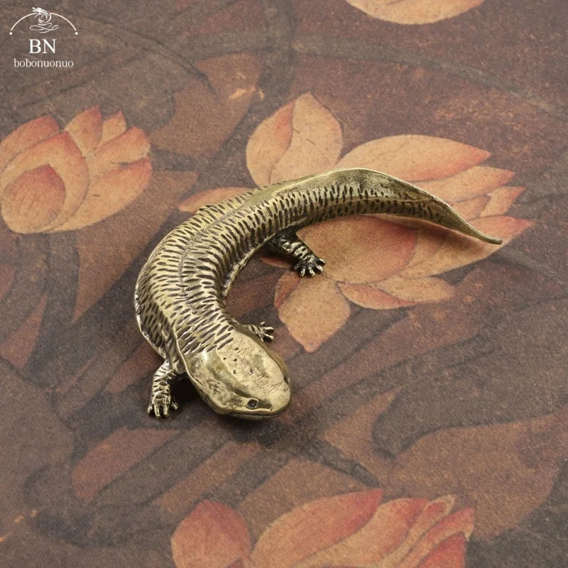 statuette axolotl dorée artisanale decorative pot céramique socle bois pesante unique collectionnement