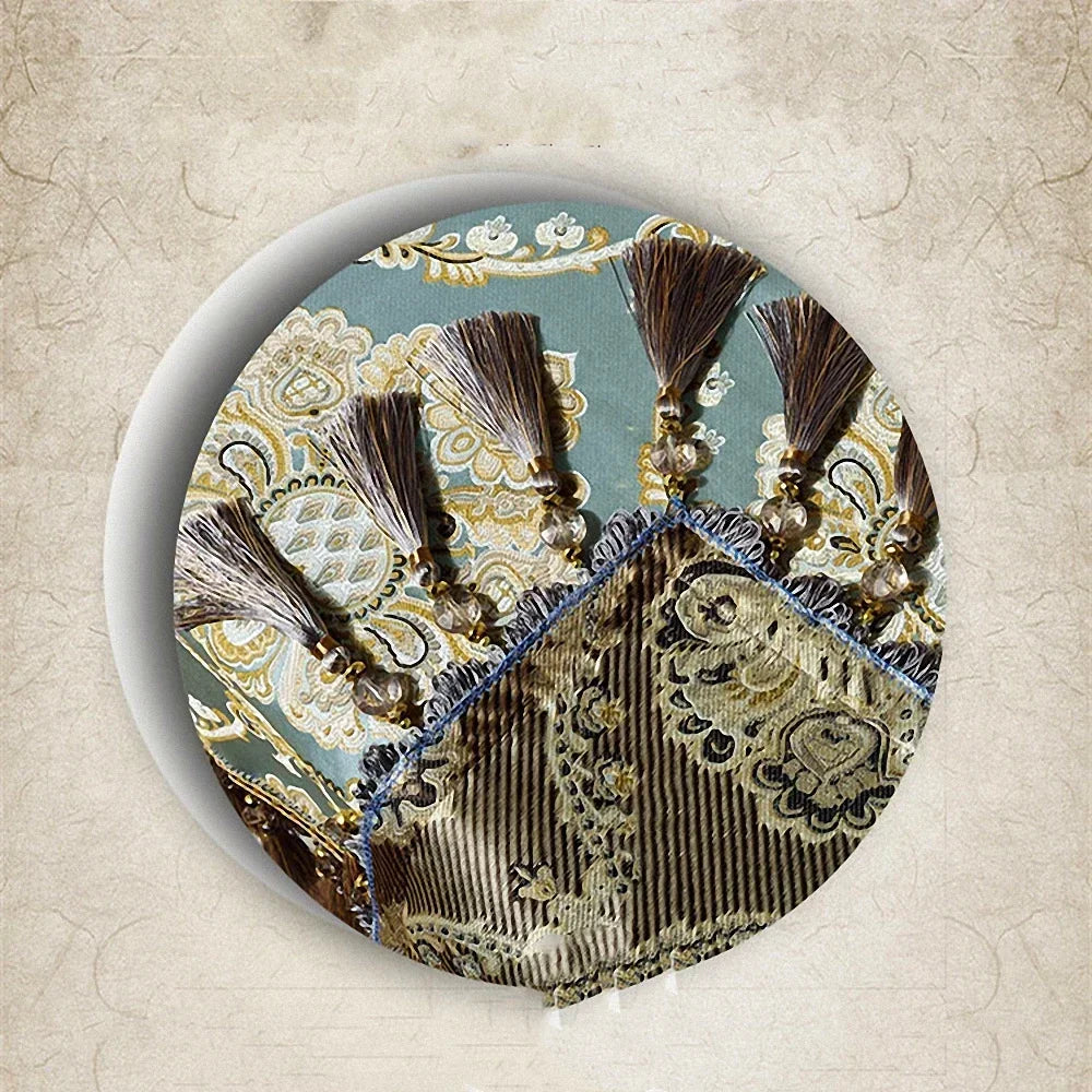 nappe table décorative motif floral brodé couleur beige bleu marron doré ornementale traditionnelle vintage