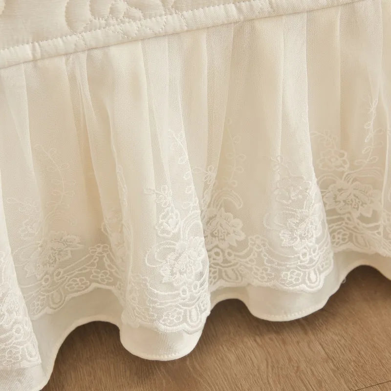 Vue d'ensemble de la chambre avec le couvre-lit en dentelle