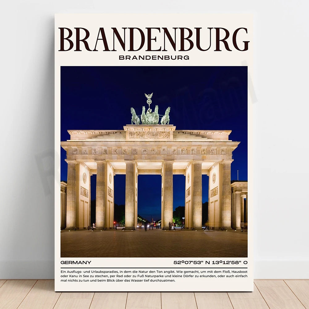 Le célèbre monument historique de la Porte de Brandebourg à Berlin, Allemagne, se dresse majestueusement sous un ciel nocturne, offrant une vue emblématique de la ville.