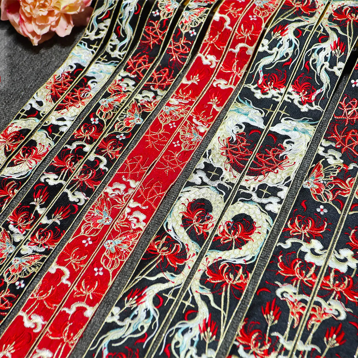 ruban décoratif artisanal dragon stylisé fleurs motifs floraux rouge noir blanc doré