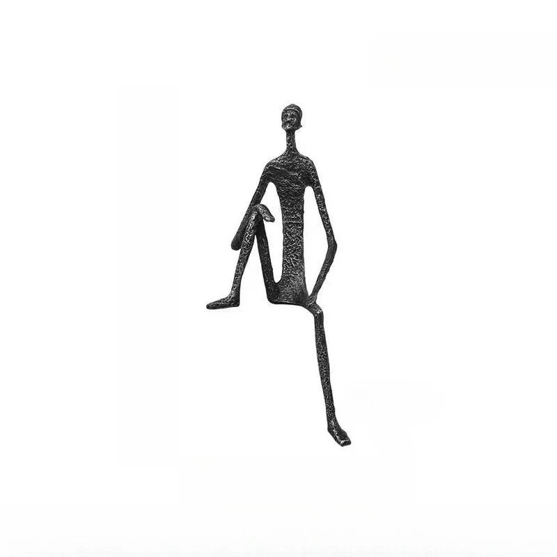statues modernes minimalistes figures humaines assises noir texture brut forge lunettes livresintérieur