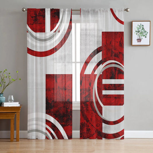 Voilage rouge et blanc à motifs géométriques suspendu devant une fenêtre dans un salon lumineux au style moderne