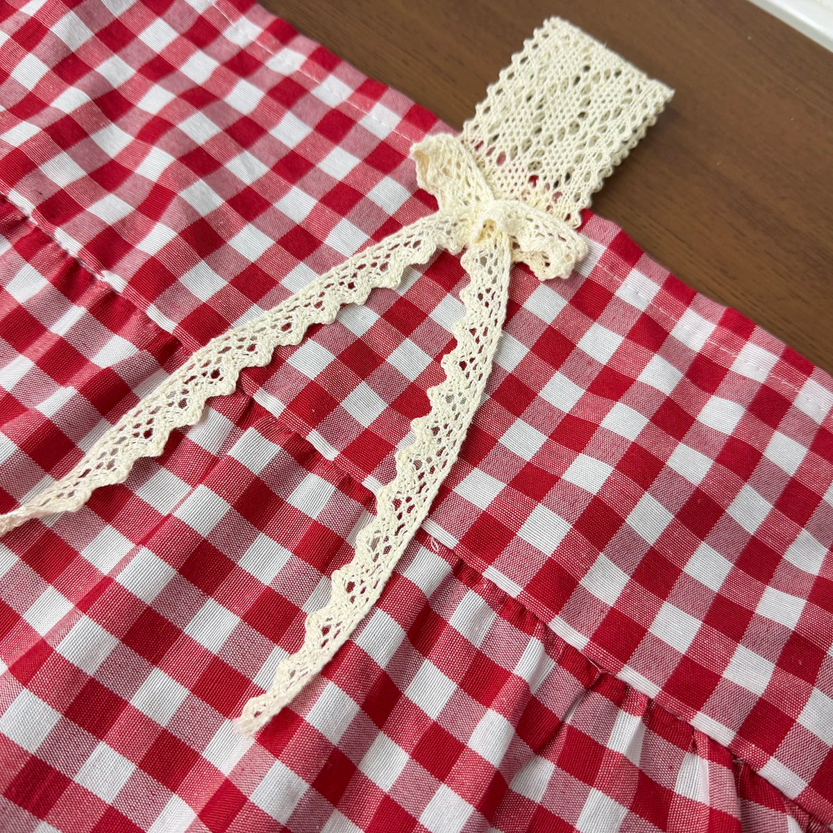 rideau rouge vichy semi transparent polyester dentelle blanche fenêtre rustique chambre cuisine