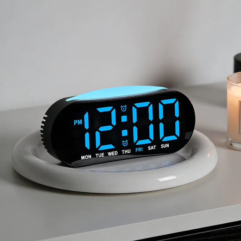 réveil numérique LED moderne affichage température date alarmes snooze luminoise couleurs noir bleu vert