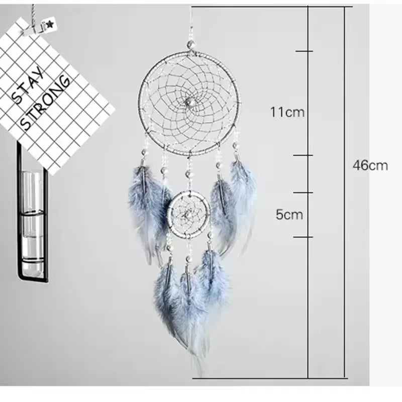 attrape rêves bleu clair gris plumes wicker boho chic chaines métalliques ornemental suspension décoration