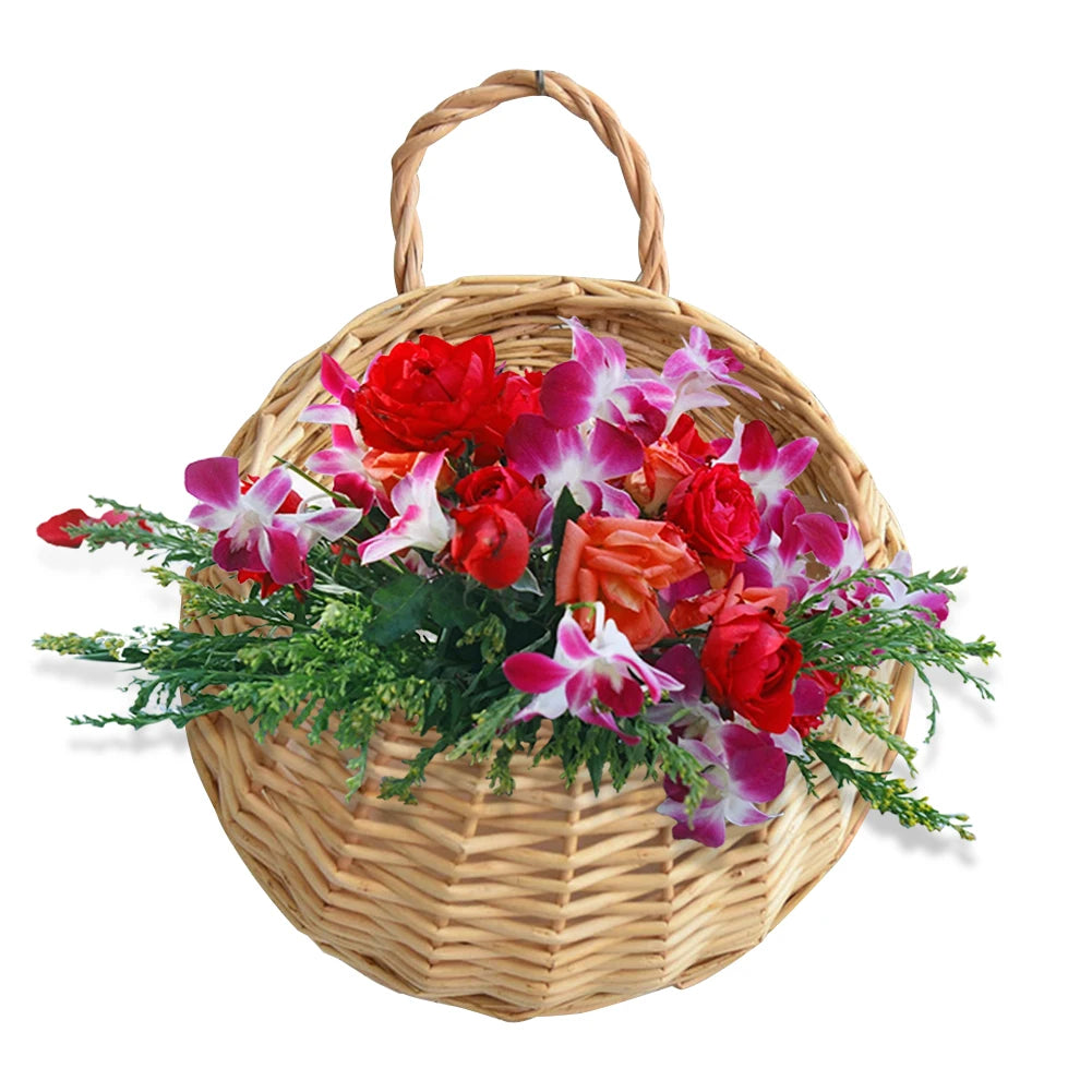 Panier mural en rotin accroché avec fleurs artificielles dans un salon