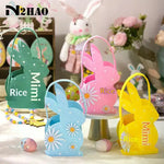 sac main forme lapin fleurs blanches taches noires couleurs vert rose bleu jaune pâques