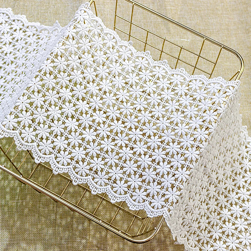 dentelle brodée fleurs relief bordure dentelée 100 coton blanc large 20cm soluble eau decoration