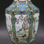 Le vase décoré présente un motif floral coloré et élégant ainsi que des scènes de paysage avec des oiseaux, reflétant une tradition de céramique ornementale.