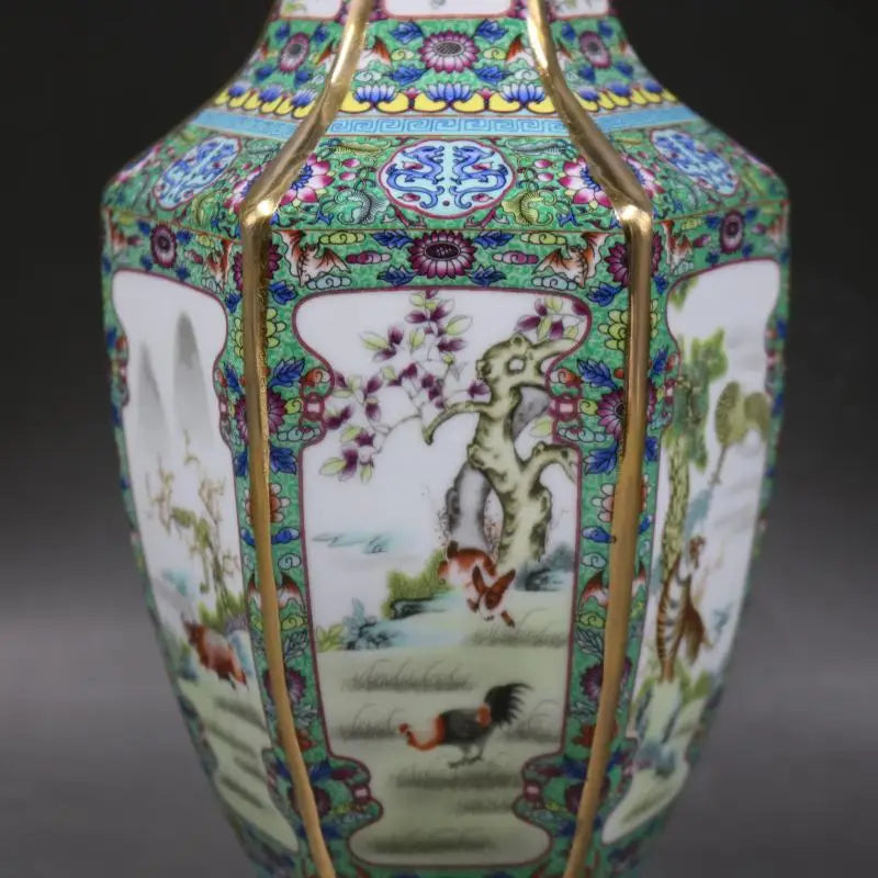 Le vase décoré présente un motif floral coloré et élégant ainsi que des scènes de paysage avec des oiseaux, reflétant une tradition de céramique ornementale.