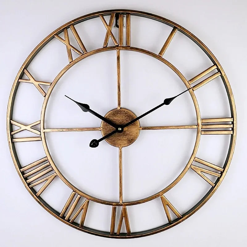 horloge murale industrielle vintage aiguilles métal chiffres romains noir doré salon decoration