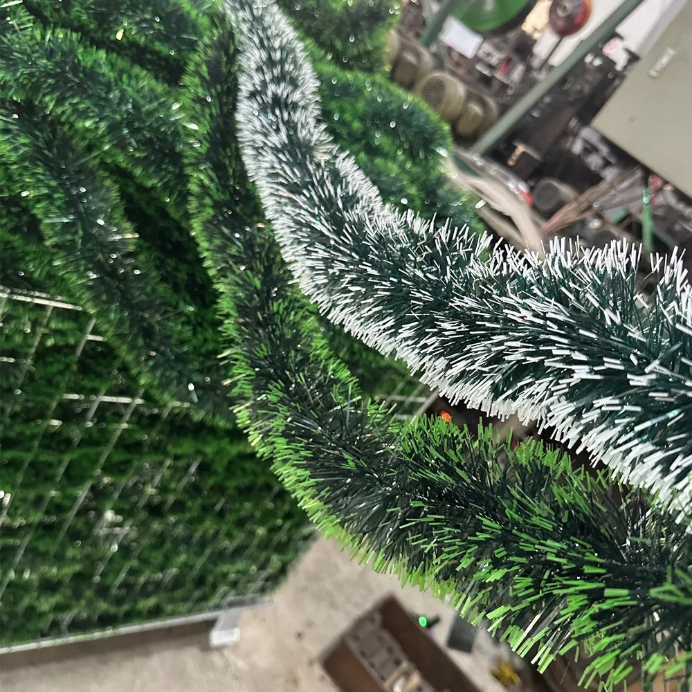Guirlande de Noël vert menthe suspendue sur un mur festif