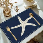 serviettes table bleu marine étoiles mer moderne fourchettes cuillers tasses soucoupes vase fleurs assiettesscrição