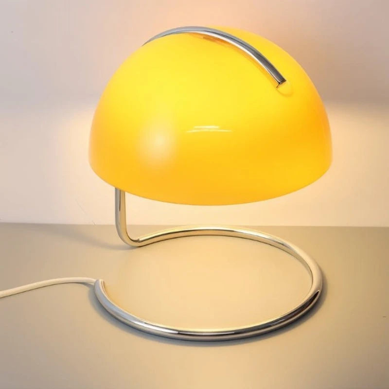 lampe table moderne abat jour opaque blanc laiteux jaune orangé argenté minimaliste
