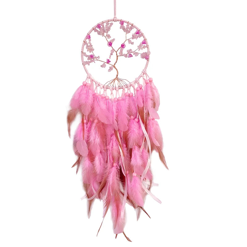 Capteur de rêves rose décoratif avec branche et perles, décoré de plumes roses.
