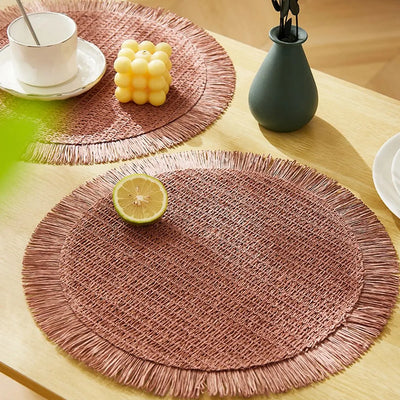 Set de 4 napperons ronds en papier tissé bohème sur une table à manger