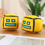 peluche cube dessin animé visage sourire couleur rouge jaune vert rose bleu noir