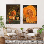 Un éventail de fruits d'automne, notamment des courges, des pommes et des baies, sur une table sombre, évoquant la richesse et la diversité de la récolte de saison.