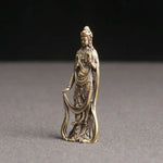 statue bouddhiste miniature dorée traditionnelle relief détails vêtements bronze religieux