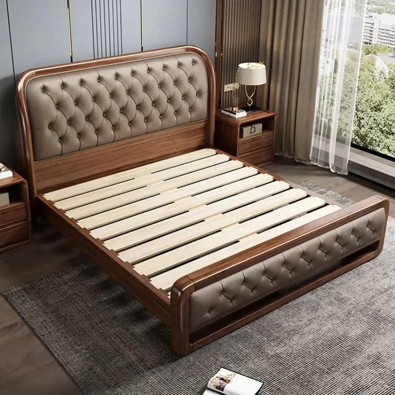 lit double moderne marron clair cuir capitonné bois massif élégant oreillers coussins draps tapis